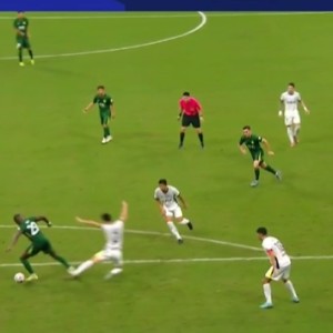 中超争议判罚！法比奥造点，三镇球员集体不满，VAR介入5分钟